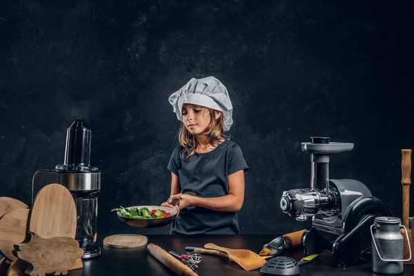 Küçük kız yemek pişirmek için sebze tamir ediyor — Stok fotoğraf