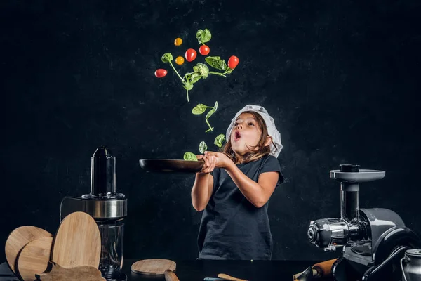 小さな女の子は鍋に野菜を500 — ストック写真