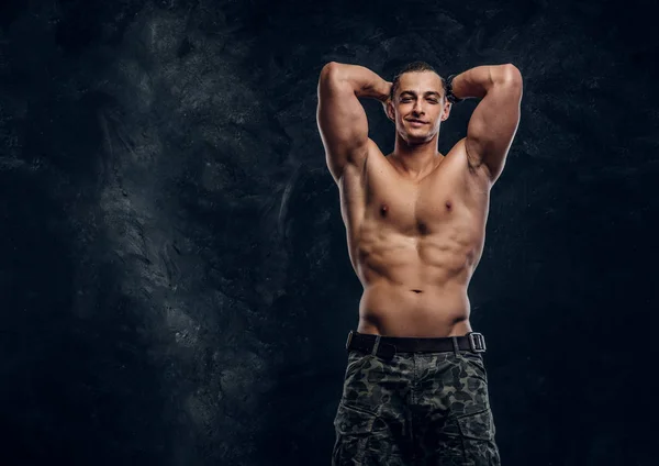 Retrato de homem muscular sem camisa sobre fundo escuro — Fotografia de Stock