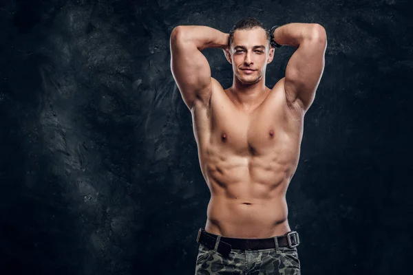 Retrato de homem muscular sem camisa sobre fundo escuro — Fotografia de Stock