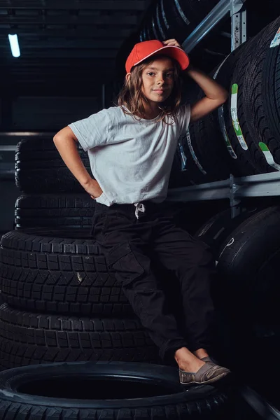 Porträt eines Mädchens im dunklen Reifenlager — Stockfoto