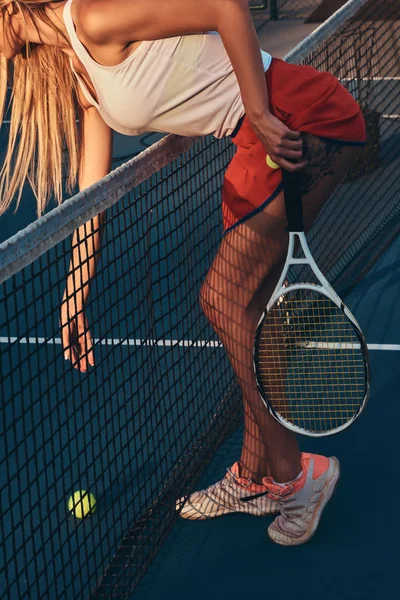 Спортивная женщина играет в теннис при дворе — стоковое фото