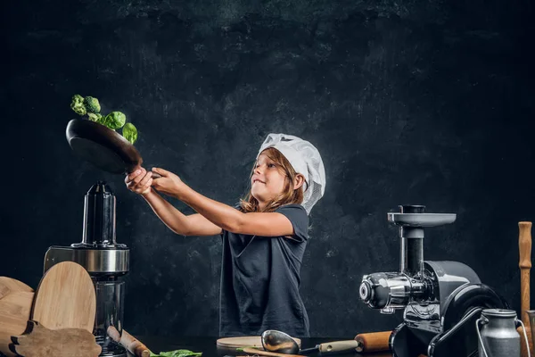 小さな女の子は鍋に野菜を500 — ストック写真