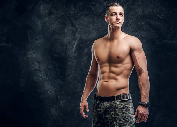 Retrato de homem muscular sem camisa sobre fundo escuro — Fotografia de Stock