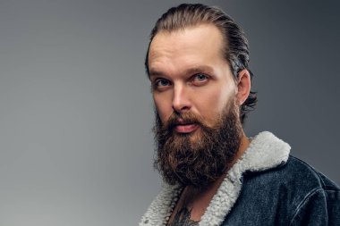 denim ceket sakallı adam portre