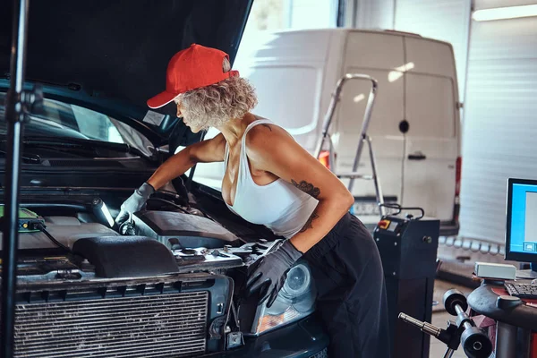 Professionele vrouwelijke werknemer is Fixing auto — Stockfoto