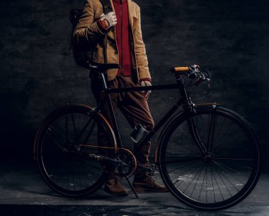 Modern hipster ve onun vintage bisiklet