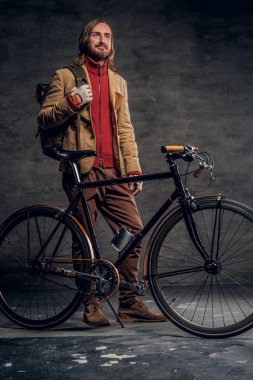 Modern hipster ve onun vintage bisiklet