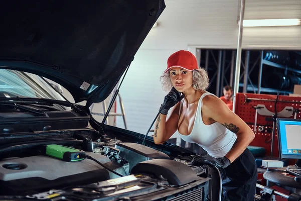 Professionele vrouwelijke werknemer is Fixing auto — Stockfoto