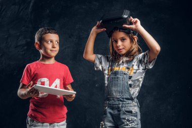 Elektronik cihazlar ile komik çocuk portresi