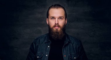 Karanlık arka planda yakışıklı adam