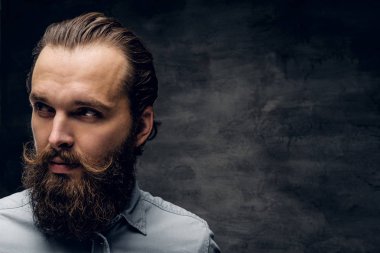 Karanlık arka planda yakışıklı adam