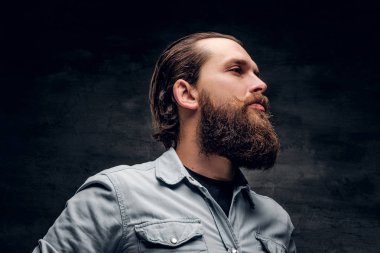 Karanlık arka planda yakışıklı adam