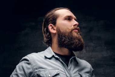 Karanlık arka planda yakışıklı adam