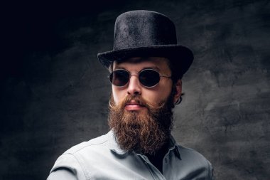 Karanlık fotoğraf stüdyosunda bakımlı adam