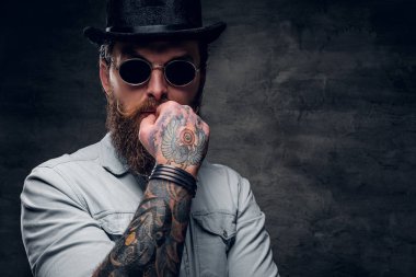 Karanlık fotoğraf stüdyosunda bakımlı adam