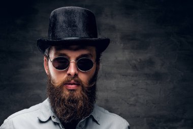 Karanlık fotoğraf stüdyosunda bakımlı adam