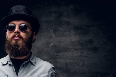 Karanlık fotoğraf stüdyosunda bakımlı adam