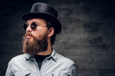 Karanlık fotoğraf stüdyosunda bakımlı adam