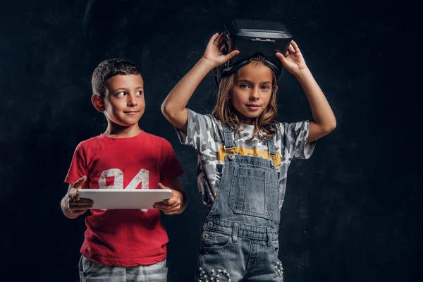 Retrato de crianças engraçadas com dispositivos eletrônicos — Fotografia de Stock