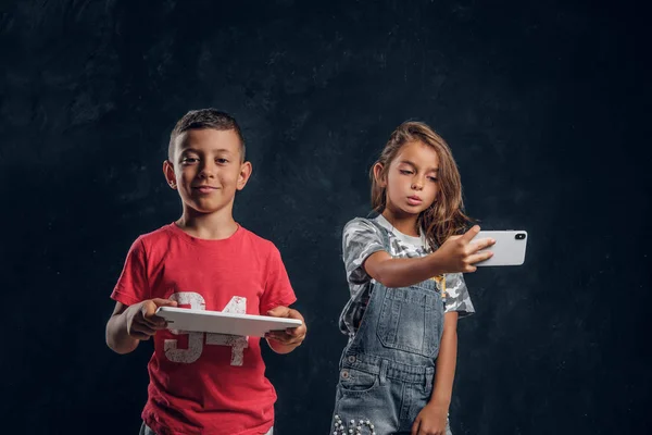 Retrato de crianças engraçadas com dispositivos eletrônicos — Fotografia de Stock
