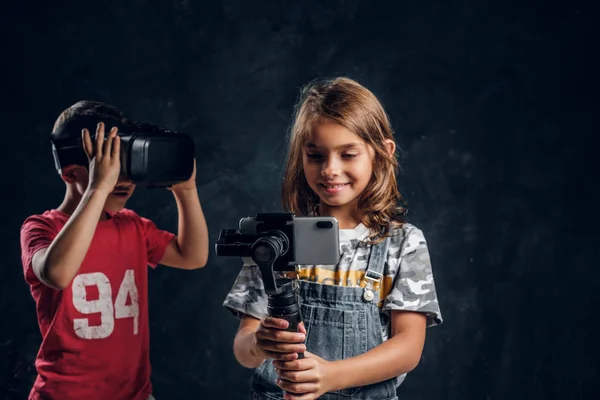 Porträtt av roliga barn med elektroniska apparater — Stockfoto
