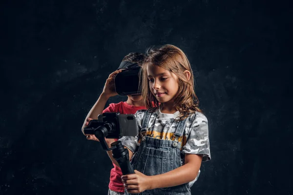 Портрет забавных детей с электронными устройствами — стоковое фото