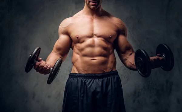 강한 남성은 어두운 배경에 바벨과 운동을하고있다 — 스톡 사진