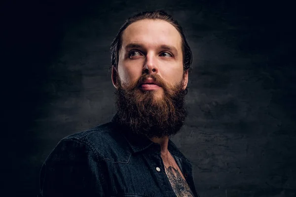 Bearded man is posing for photographer at dark photo studio. — Stock Photo, Image