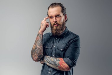 Sakallı ve dövmeli yorgun adam