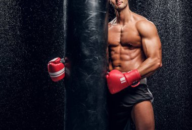 Güçlü erkek kum torbası ile poz