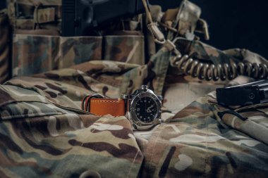 Masada askeri üniforma ile nice izlemek