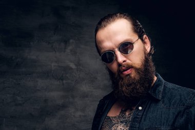 Güneş gözlüğü acımasız sakallı adam portresi