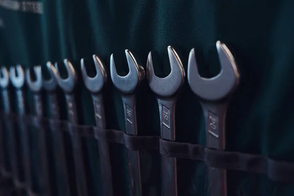 Different sizes of wrenches on the wall — Stock Photo, Image