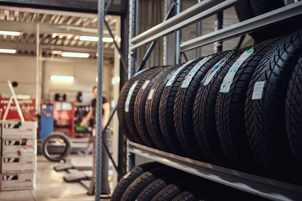 Rozmanitost pneumatik v rušném skladu — Stock fotografie