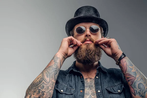 Retrato de hombre brutal en sombrero y gafas de sol — Foto de Stock