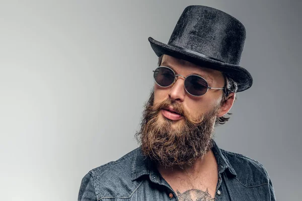 Portré brutális férfi kalap és napszemüveg — Stock Fotó