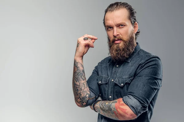 Hombre cansado con barba y tatuajes — Foto de Stock