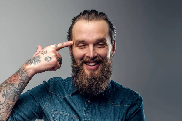 Hombre alegre con barba y tatuajes —  Fotos de Stock