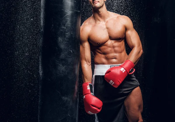 Poderoso macho está posando com saco de perfuração — Fotografia de Stock