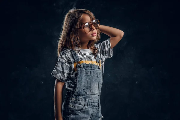 Menina está posando para fotógrafo — Fotografia de Stock