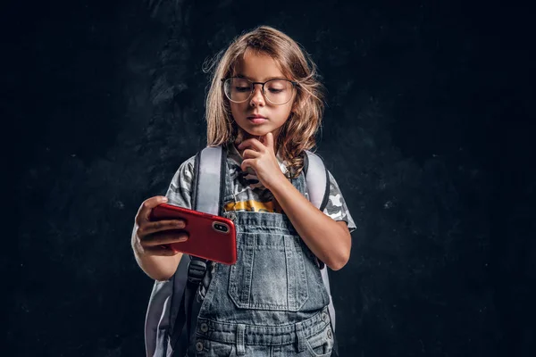 Маленькая девочка делает селфи с помощью мобильного телефона — стоковое фото