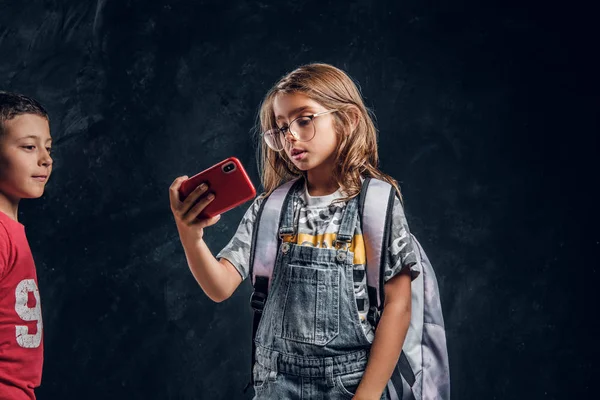 Μικρό κορίτσι κάνει selfie με το κινητό τηλέφωνο — Φωτογραφία Αρχείου