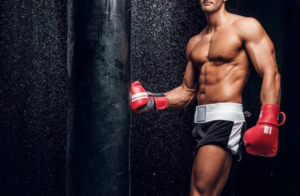 Homme musclé chaud avec torse nu et sac de boxe — Photo