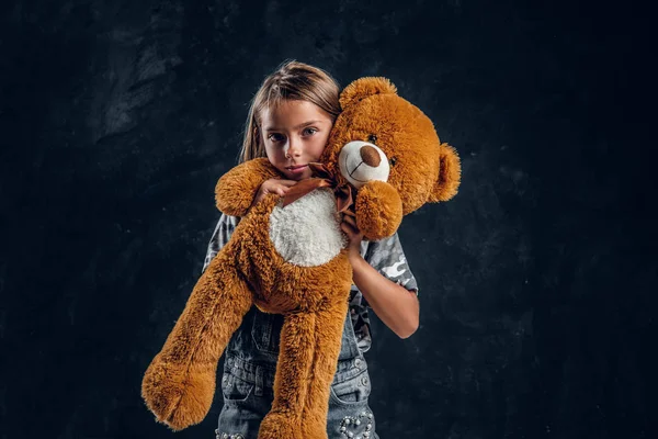 Menina com grande brinquedo de pelúcia no estúdio de fotos — Fotografia de Stock