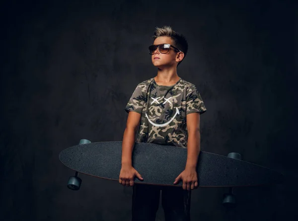 Retrato de colegial con su monopatín —  Fotos de Stock