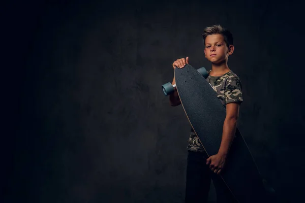 Portrait d'écolier avec son skateboard — Photo