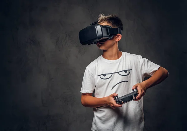 Retrato de criança com óculos de realidade virtual — Fotografia de Stock