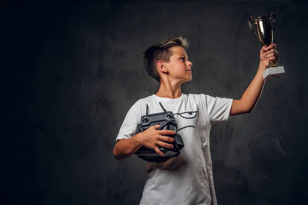 Retrato de pequeno campeão com copo nas mãos — Fotografia de Stock