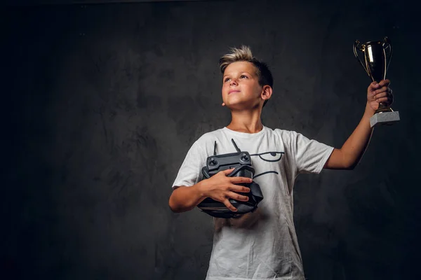 Retrato de pequeno campeão com copo nas mãos — Fotografia de Stock